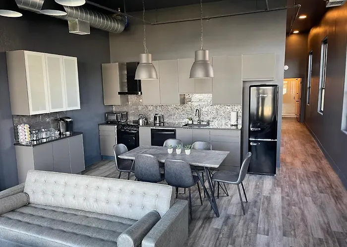 City Loft Escape With River Views! By Hollyhock