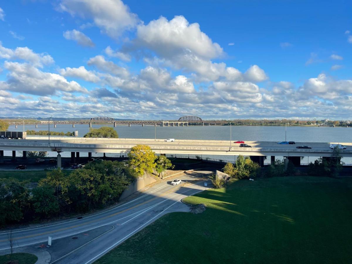 Loft Escape With River Views! By Hollyhock Apartment *