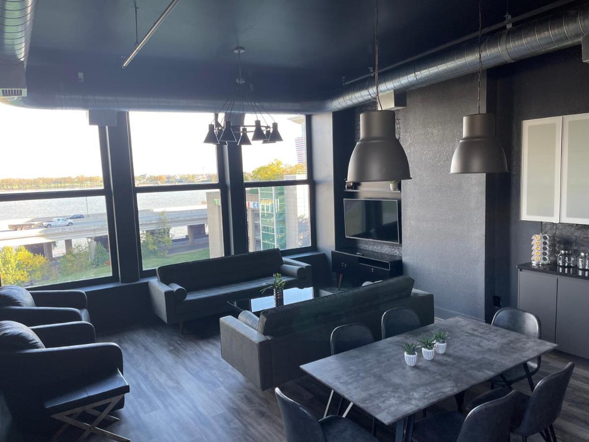 Loft Escape With River Views! By Hollyhock Apartment *